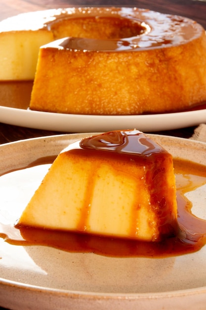 Creme Caramel Condensado Leite Pudim fatia em vista frontal com fundo de madeira