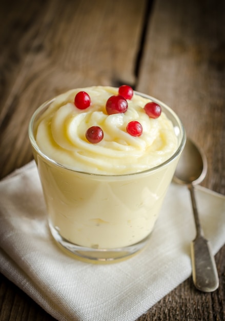 Foto creme clássico na mesa de madeira