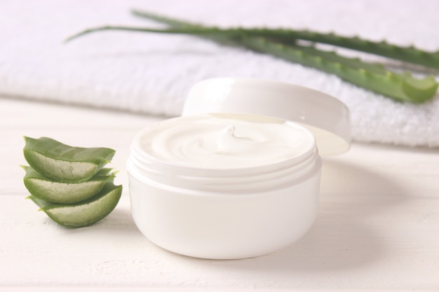 Creme com aloe vera em um fundo claro com aloe vera para a pele