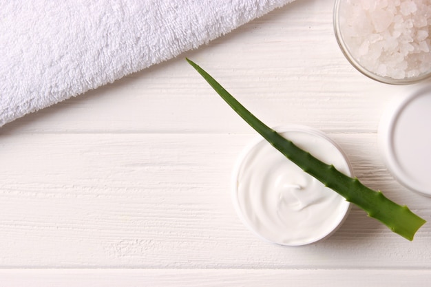 Creme com aloe vera sobre um fundo claro. Cuidado da pele com Aloe vera. Hidratante e cuidados com a pele. Foto de alta qualidade