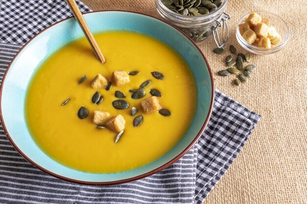 Creme de abóbora close-up na tigela. Com croutons e sementes de abóbora.