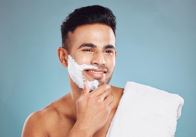 Creme de barbear para homem e cuidados com a pele facial saudável, rotina matinal, tratamento de limpeza de bem-estar de barba cosmética para pessoa indiana feliz e higiene corporal para estilo de vida de limpeza de beleza em estúdio