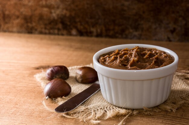 Creme de castanha na tigela na mesa de madeira copyspace