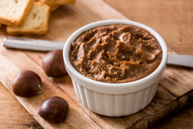 Creme de castanha na tigela na mesa de madeira