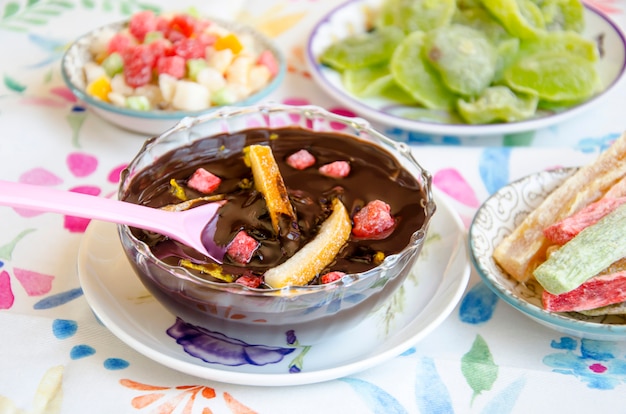 Creme de chocolate com frutas em uma tigela