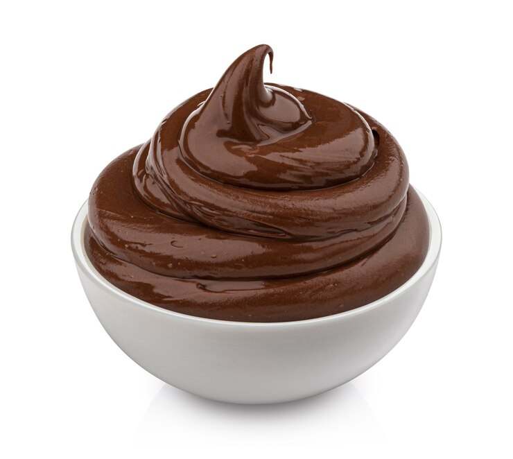 Creme de chocolate isolado no fundo branco com traçado de recorte, redemoinho de pasta de avelã