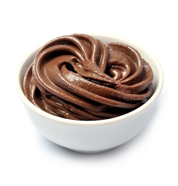 Creme de chocolate isolado no fundo branco Mousse de chocolate Pasta de chocolate