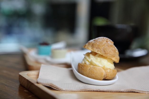 Foto creme de choux com fruta