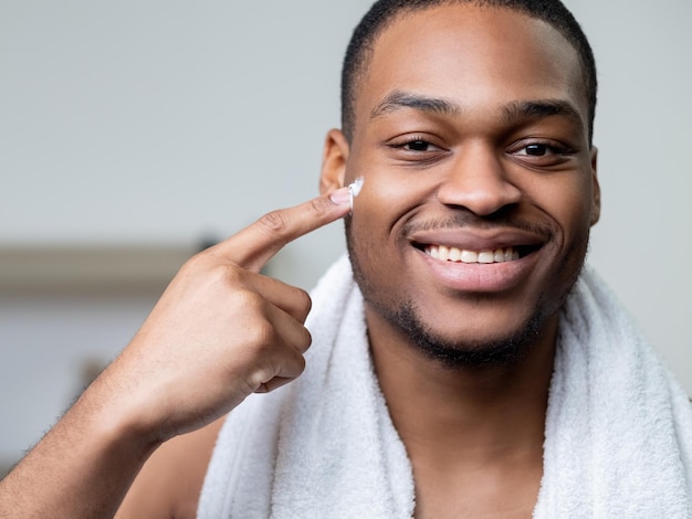 Creme de homem africano skincare masculino na pele do rosto escuro