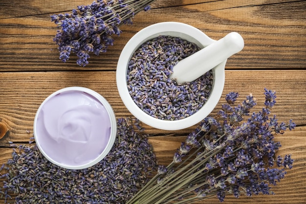 Creme de lavanda ou argamassa de bálsamo de lavanda seca e ramo de flores secas vista superior plana lay