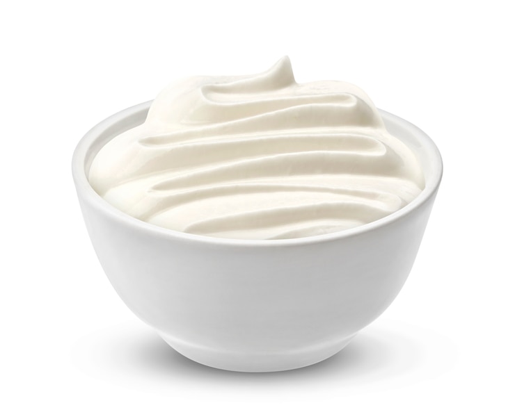 Foto creme de leite em tigela isolado em branco