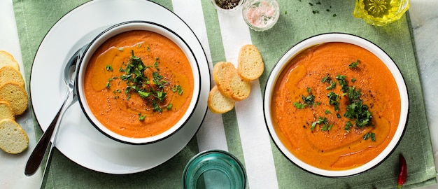 Creme de lentilhas vermelhas com tomate em cima da mesa. alimento vegan saudável para toda a família