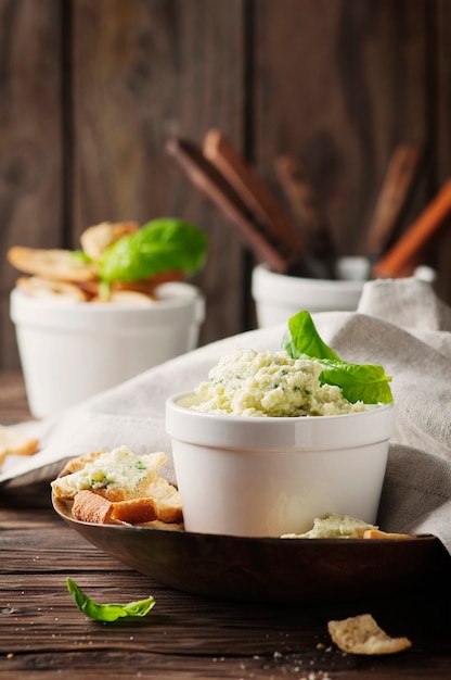 Creme de queijo com parmesão e manjericão