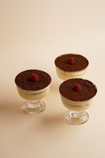 Creme de tiramisu com framboesa e chocolate