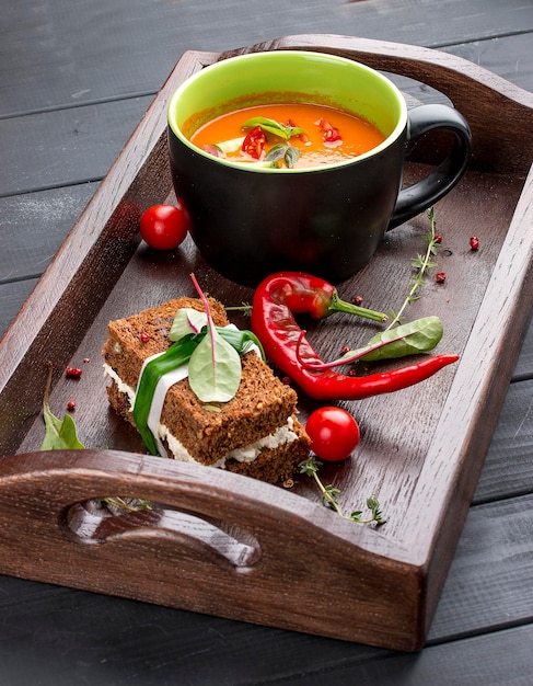 Creme de tomate e pimenta assada com pão multigrãos com suluguni defumado