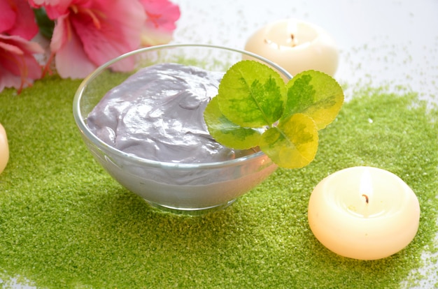 Creme especial para tratamento corporal com velas aromáticas