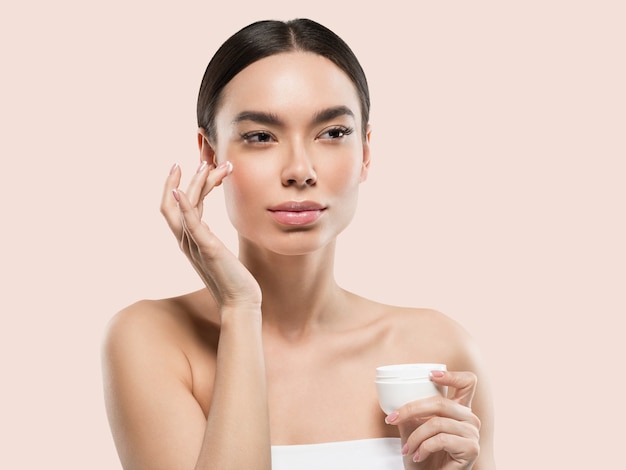 Creme Gesicht Frau kosmetische gesunde Hautpflege Schönheit Porträt isoliert auf weißem Hintergrund Farbe rosa