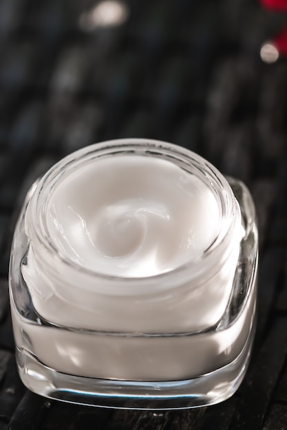 Creme hidratante facial como produto de luxo para cuidados com a pele e corpo, spa doméstico e cosméticos orgânicos de beleza ...