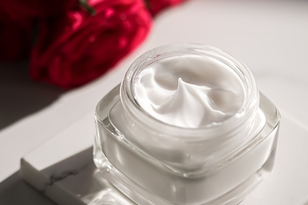 Creme hidratante facial como produto de luxo para cuidados com a pele e corpo, spa doméstico e cosméticos orgânicos de beleza ...