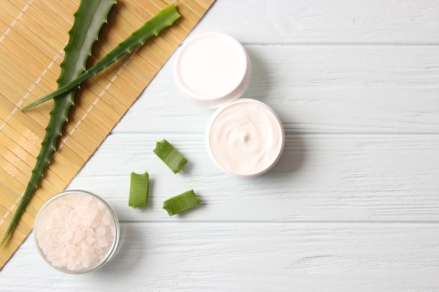 Creme mit Aloe Vera auf hellem Hintergrund Aloe Vera Hautpflege