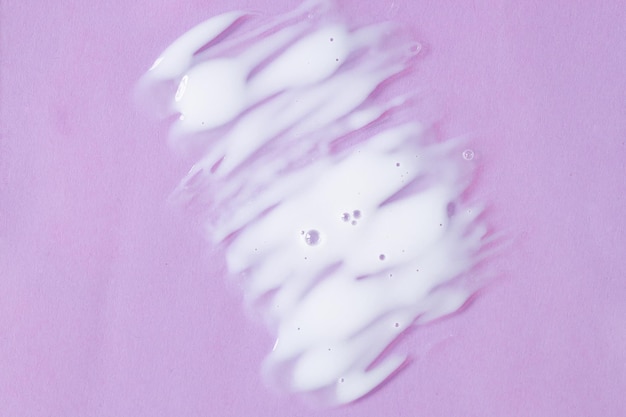 Creme natural em fundo roxo Produto de maquiagem cosmética