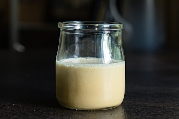 Creme o mel em um pote transparente sobre a mesa doce sobremesa saudável