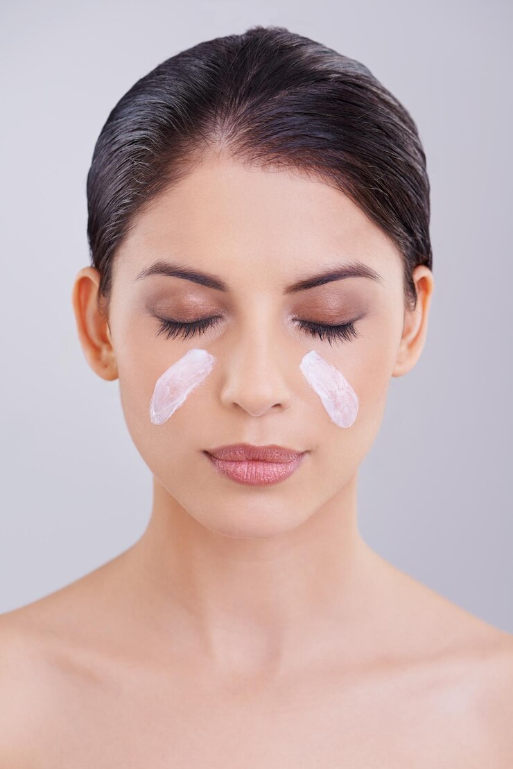 Foto creme para cuidados com a pele e hidratante para mulheres em estúdio para dermatologia, loção, protetor solar ou fundo cinzento, bem-estar e saúde feminina, beleza para transformação de produtos, autocuidado ou espaço de maquete