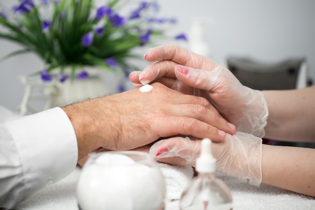 Creme para mãos. Massagem após a manicure.