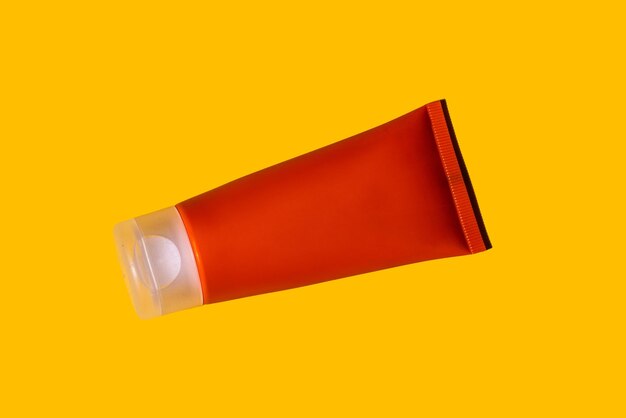 Creme protetor solar spf em fundo amarelo