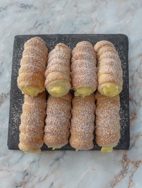 Foto creme puff pastel cannoli sobremesa festiva italiana típica