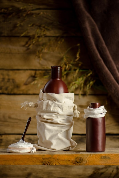 Creme sosmético na mesa de madeira