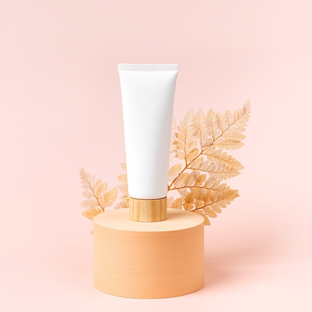 Creme Tube Mockup auf Podium mit Blatt