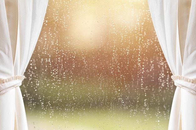 Cremefarbene Vorhänge auf Fensterglas mit Regentropfen nach Sommerregen. Kann zur Präsentation oder Montage Ihrer Produkte verwendet werden