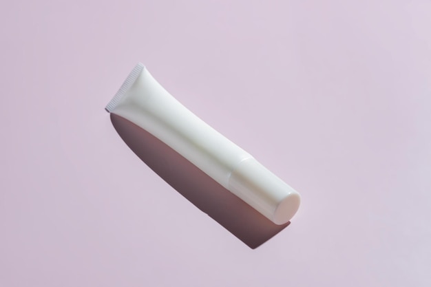 Cremeröhrchen-Mockup für Branding-Präsentation Natürliches Hautpflege-Schönheitsprodukt auf rosa Hintergrund mit harten Schatten Minimalismus