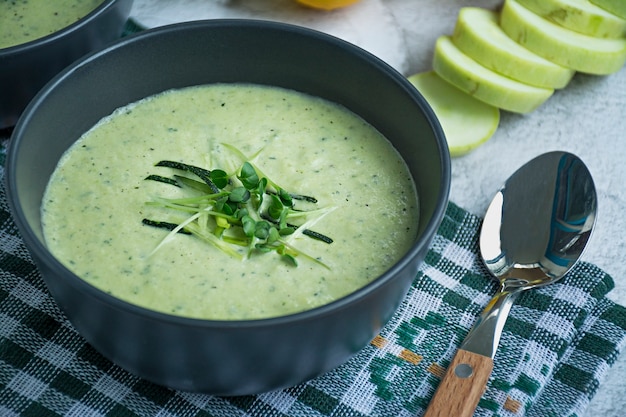 Cremesuppe aus Kartoffelpüree mit Zucchini und Basilikum und Crackern