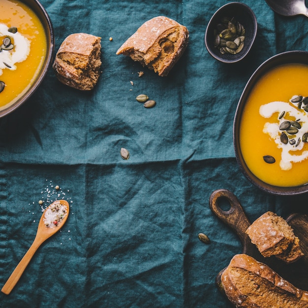 Cremesuppe des Herbstkürbises in den Schüsseln