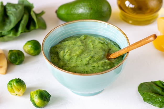 Cremesuppe mit Avocado, Spinat und Käse Weiße Oberfläche