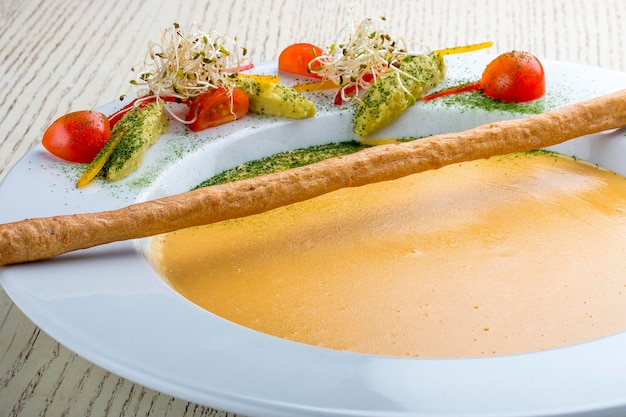 Cremesuppe mit Lachs auf weißem Hintergrund