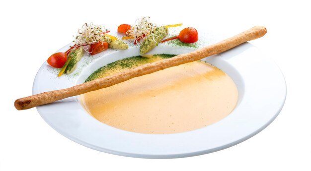 Cremesuppe mit Lachs auf weißem Hintergrund