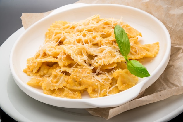 Cremig geröstete Butternusskürbis-Penne-Nudeln mit