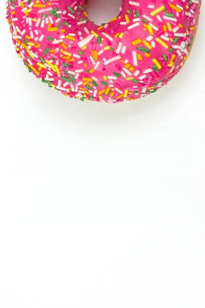 Cremig leckerer Donut Donut. Donut in rosa Glasur mit bunten Streuseln.