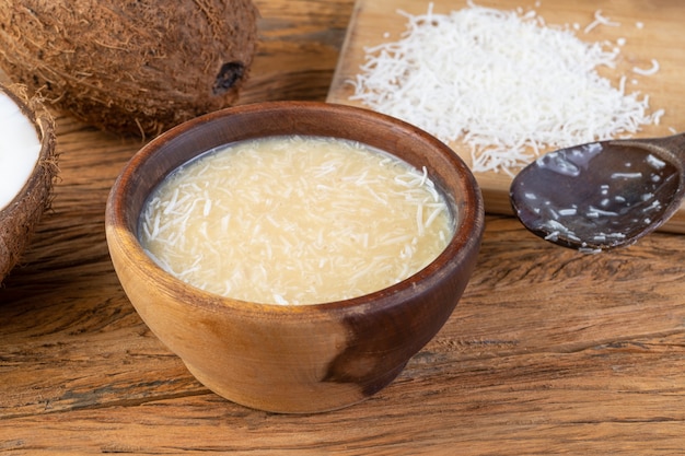 Cremige Cocada, traditionelle brasilianische Kokossüßigkeit mit Kokosraspeln.