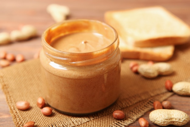 Cremige Erdnussbutter auf der Tafel-Erdnusspaste