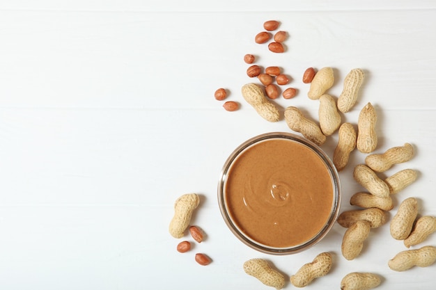 Cremige Erdnussbutter auf der Tafel-Erdnusspaste