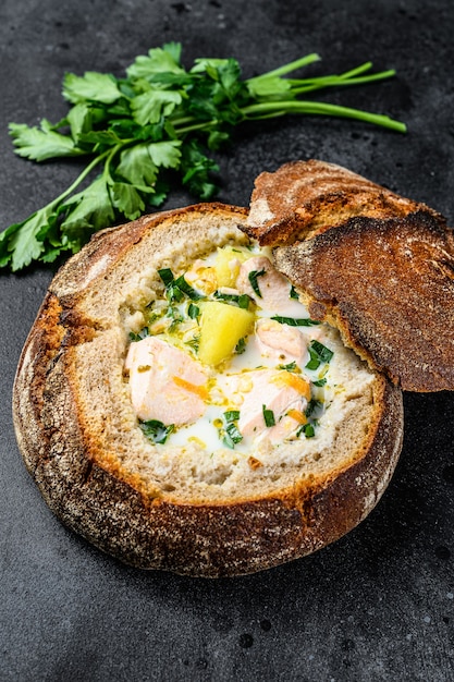 Foto cremige fischsuppe mit lachs und kartoffeln