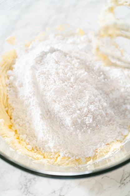 Cremige Frischkäse-Buttercreme für Karotten-Gugelhupf