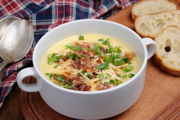 Cremige gebackene Kartoffelsuppe mit Speck und Käse, Frühlingszwiebeln