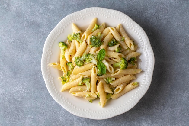 Cremige Penne-Pasta mit hausgemachtem Brokkoli und Käse türkischer Name Brokolili Makarna