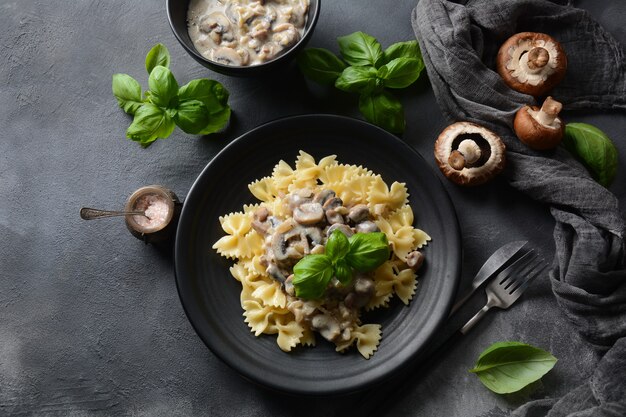 Cremige Pilz-Fettuccini Alfredo Pasta