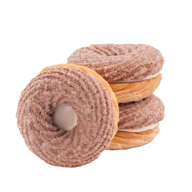 Cremige Schokoladen-Shortbread-Sandwich-Kekse in Form eines Rings mit Milchfüllung